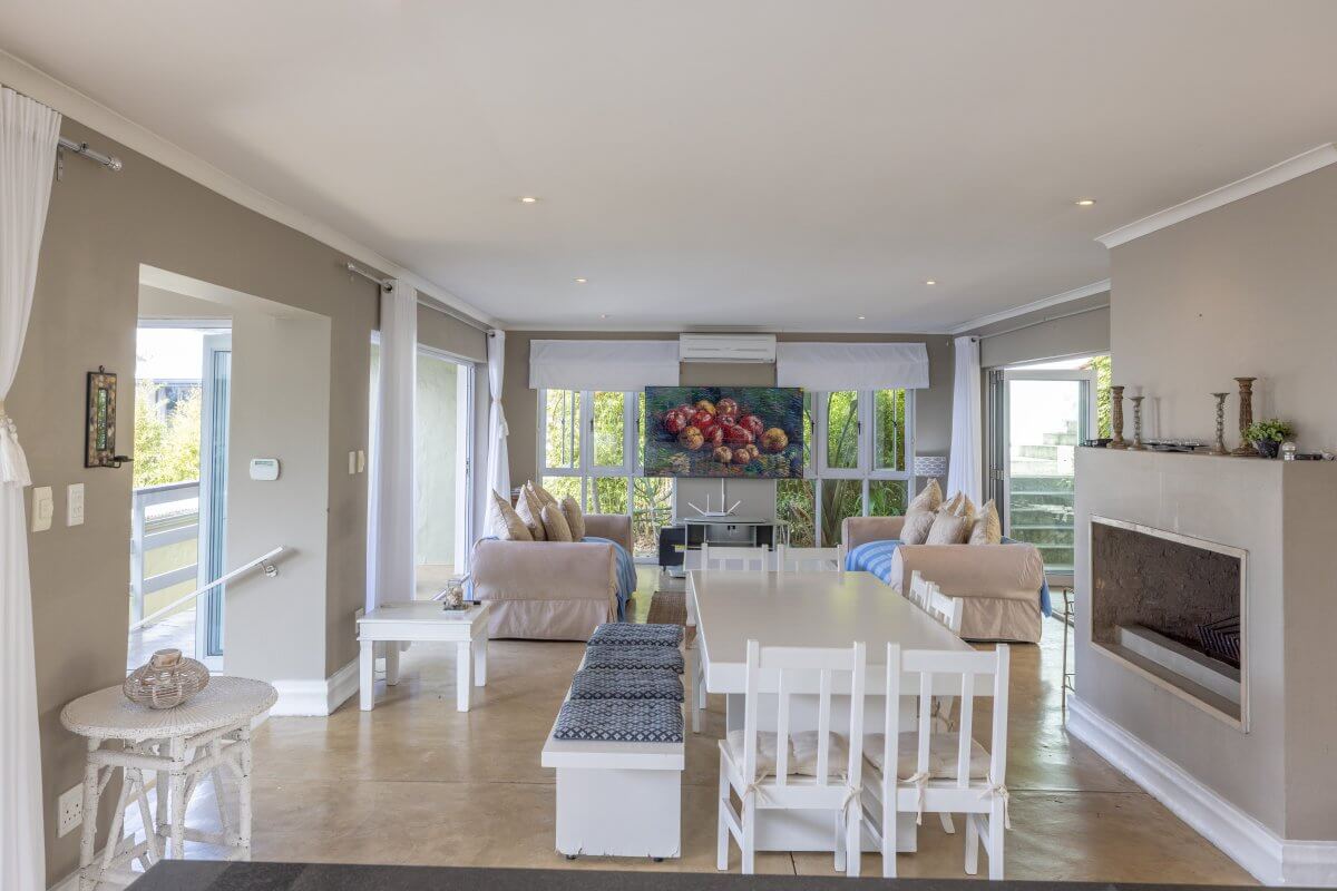 Open plan living & dining